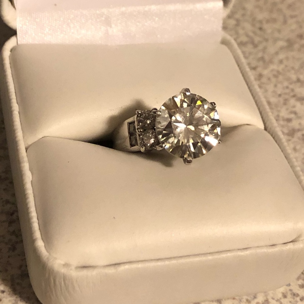 ❤️RESERVED FOR SARA❤️ 4 ct White moissanite